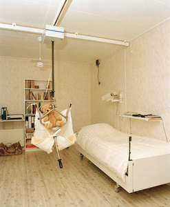 828350 Afbeelding van een takel in de slaapkamer van een voor gehandicapten aangepaste woning (Zambesidreef 63) te Utrecht.